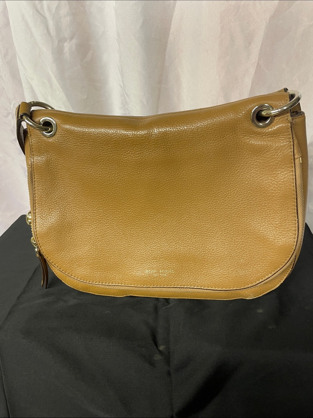 Henri Bendel vintage Women's Leather Shoulder Bag in Tan - Classic Everyday Carr